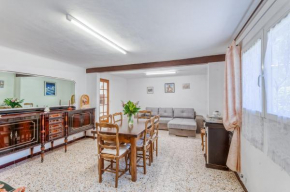 Hotels in Charleval